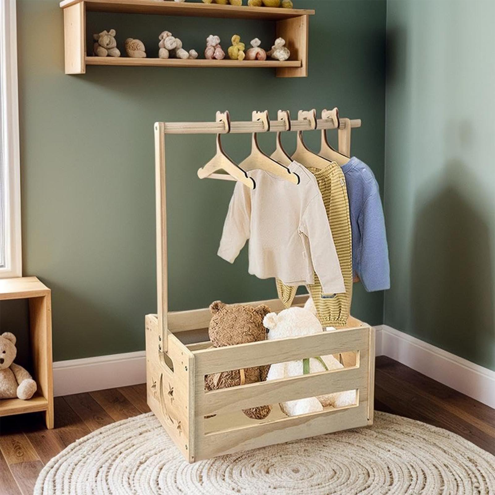 Baby Clothing Rack For Baby Shower - กล่องเก็บเสื้อผ้าเด็กอ่อนพร้อมราวแขวนเสื้อผ้าไม้ 5 ตัว ชั้นวางเก็บผ้าอ้อมสำหรับเด็ก ตะกร้าใส่เสื้อผ้าสำหรับงานเลี้ยงฉลองทารกแรกเกิด กล่องเก็บของเล่น